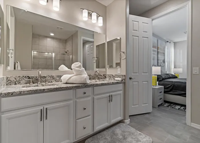Cozy 4 Bedrooms In The Heart Of *
